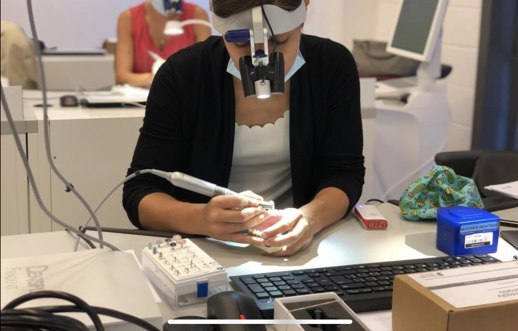 Il Set 4685 fornisce strumenti per la preparazione orizzontale, per i ritocchi post- cementazione e per la lucidatura a specchio dei manufatti protesici.