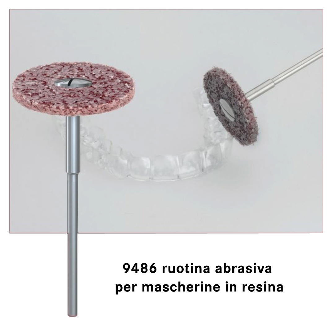 La ruotina abrasiva 9486 è utile per rimuovere, arrotondare e levigare mascherine in resina, come gli aligner ortodontici trasparenti in plastica (polimero)
